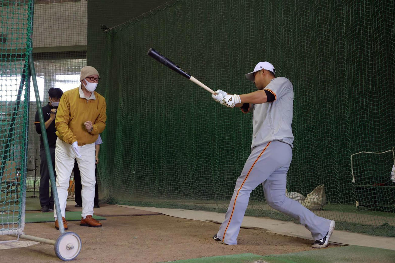ジャイアンツ球場で中田（右）の打撃指導を行う長嶋終身名誉監督（球団提供）