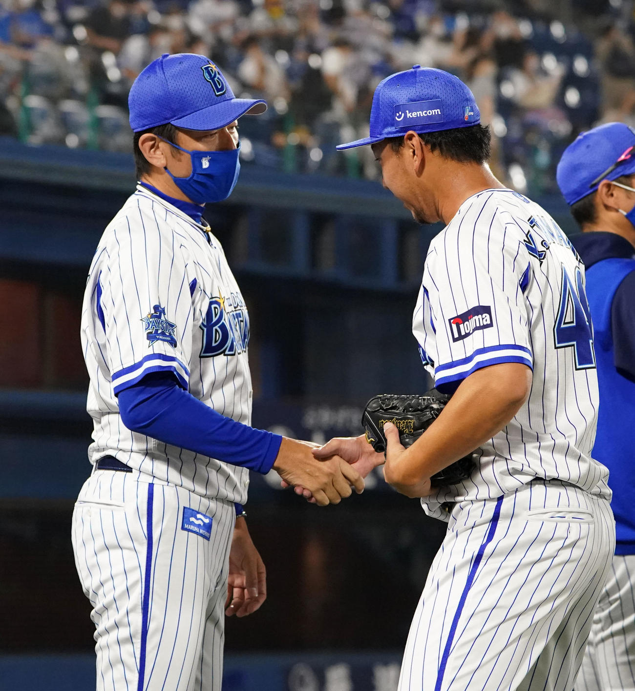 DeNA対阪神　試合を終え、DeNA田中健（右）と握手を交わす三浦監督（2021年9月12日撮影）