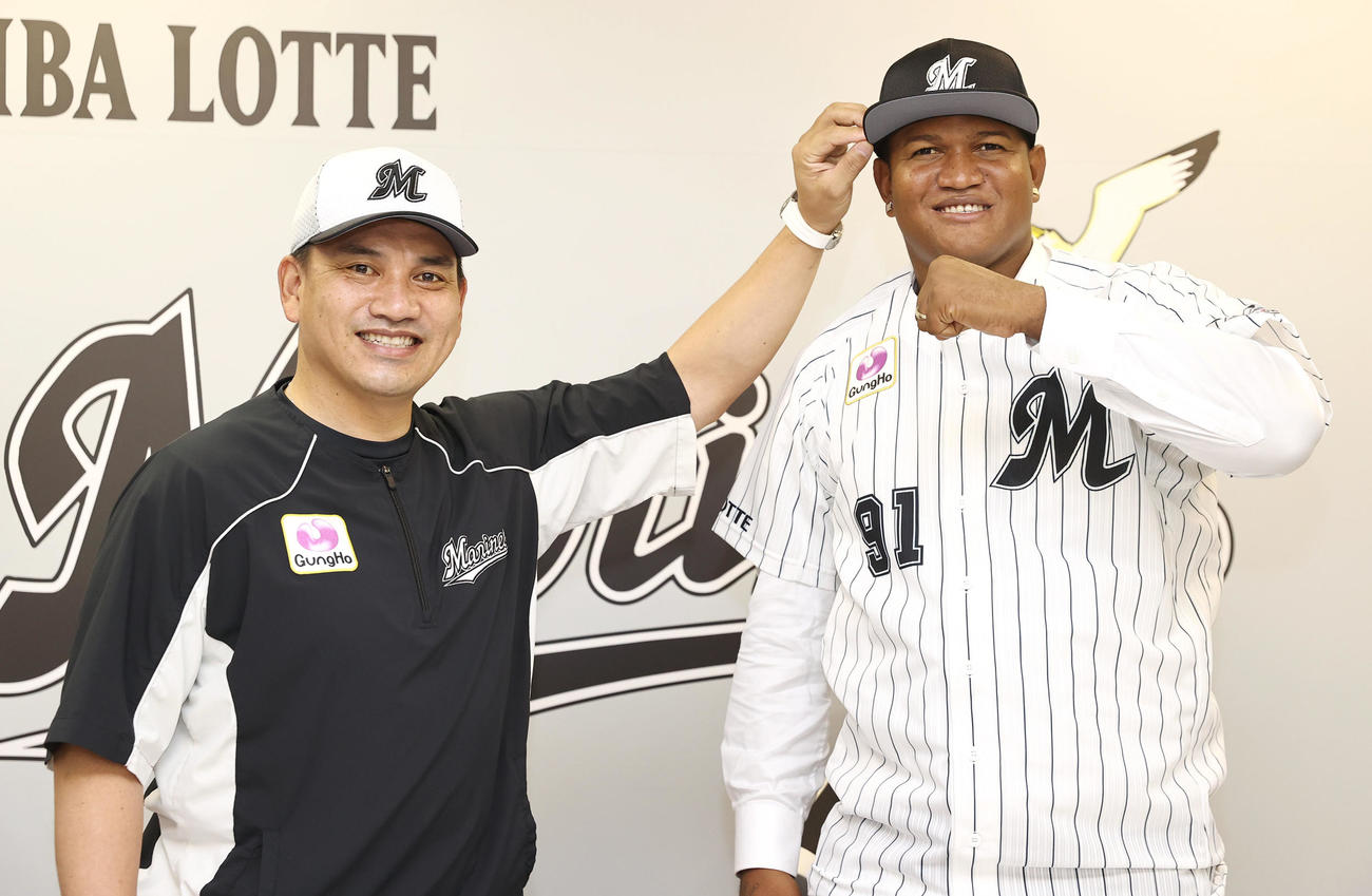ロッテ井口監督（左）とエンニー・ロメロ投手（2021年8月10日撮影）
