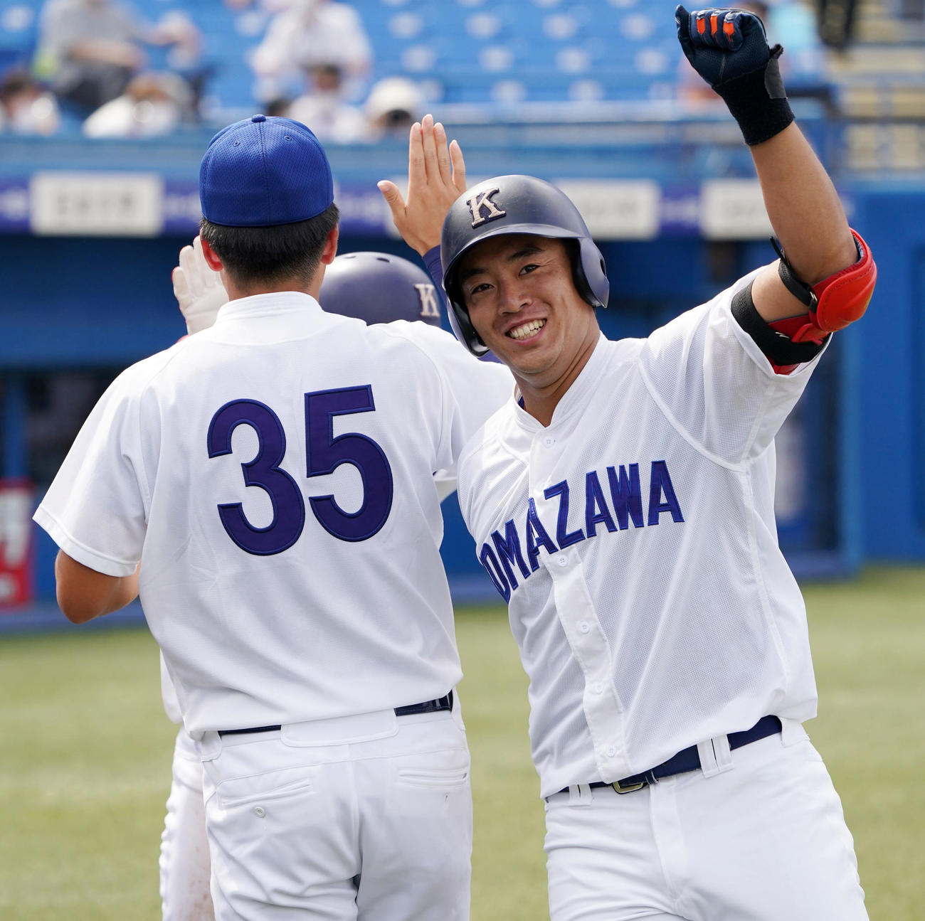 中大対駒大　4回裏駒大無死三塁、中越え2点本塁打を放ち笑顔でガッツポーズをする鵜飼（撮影・横山健太）