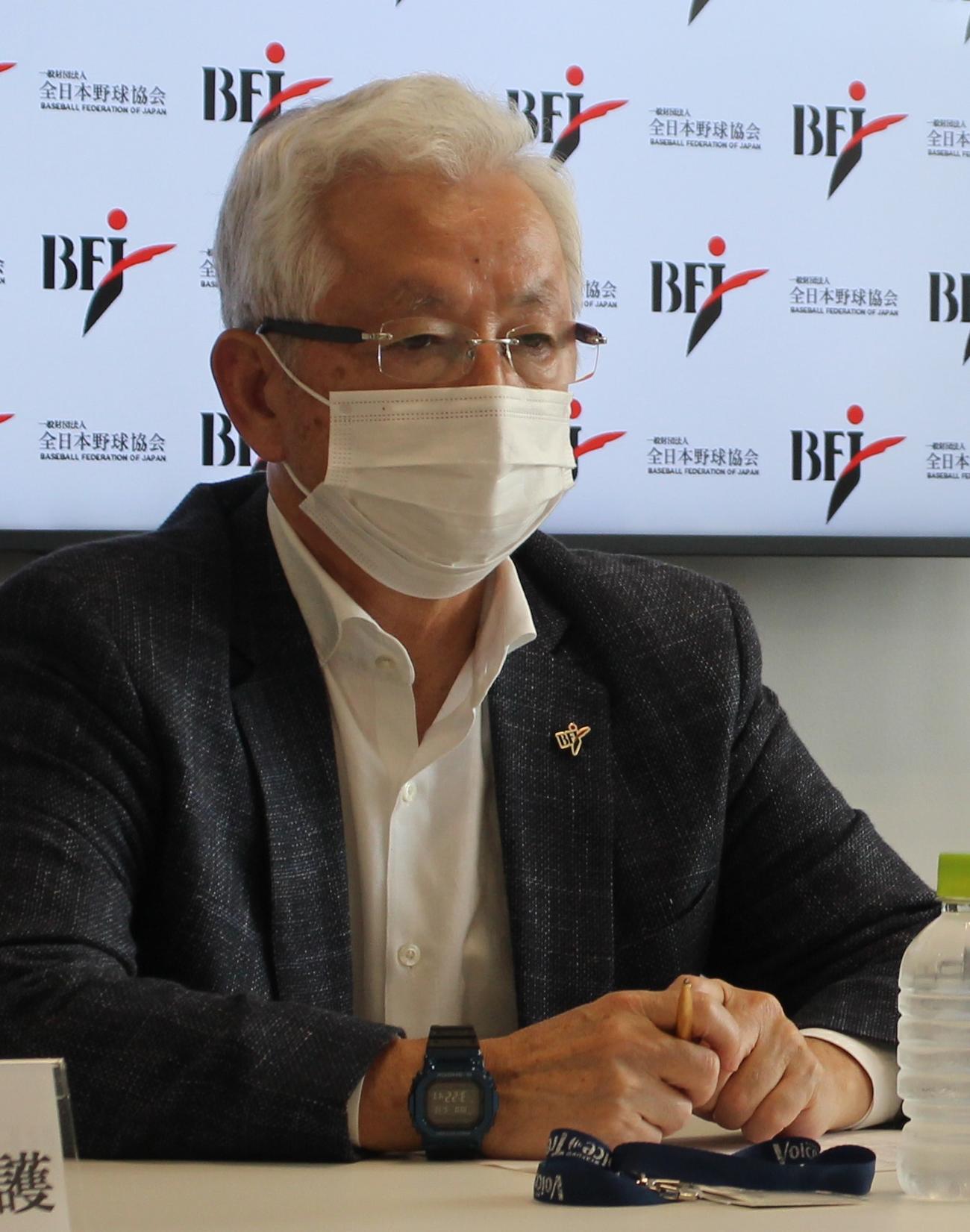 「選手の能力を『見える化』する施策について」会見する全日本野球協会の山中会長（撮影・古川真弥）