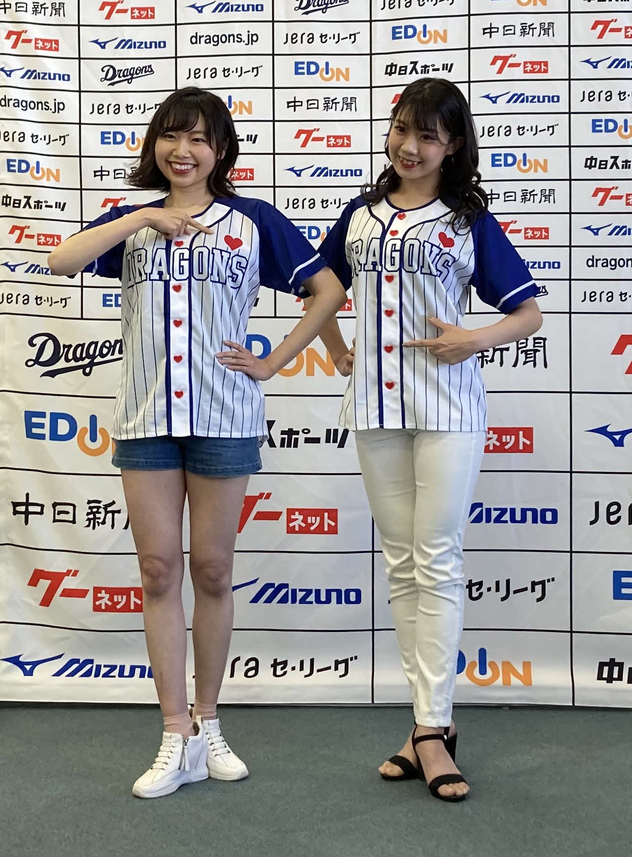 今年のドラ恋ユニホームを着るチアドラゴンズ、PIASUさん（左）KANAさん（2021年3月18日撮影）