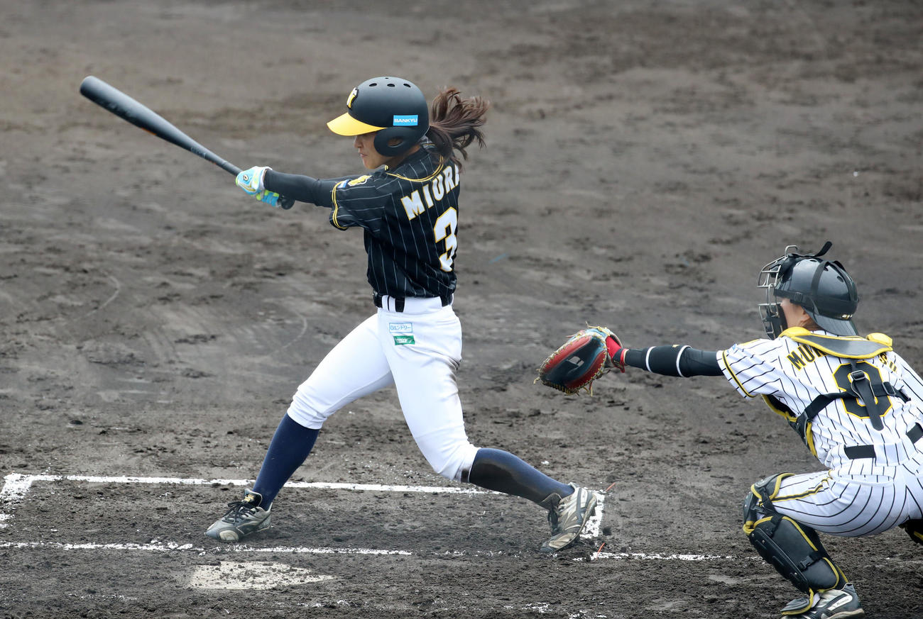 実戦形式の練習を行う阪神タイガースWomen三浦（撮影・加藤哉）