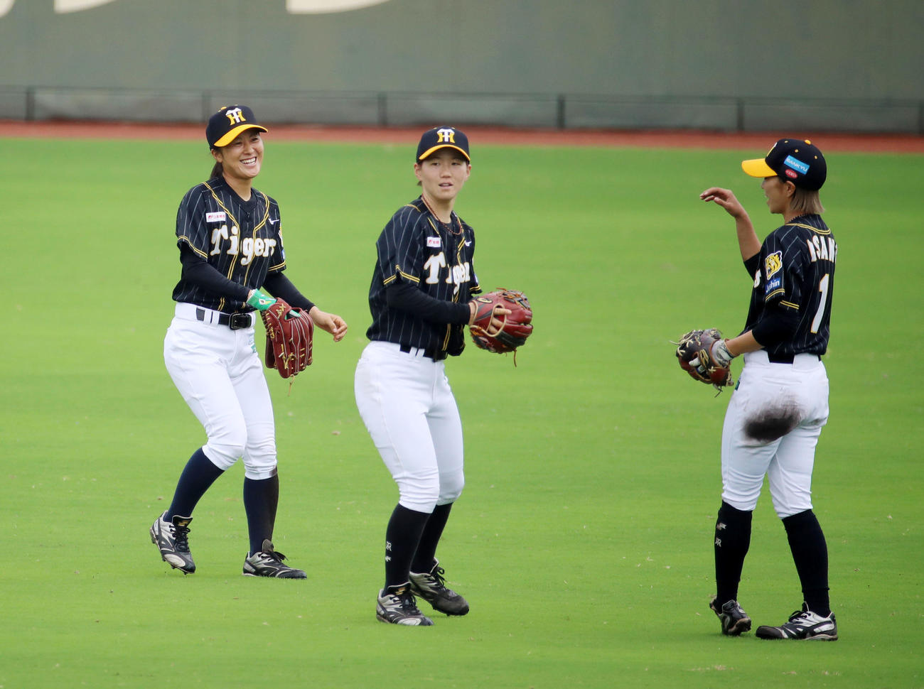 実戦形式の練習を行う阪神タイガースWomenの左から三浦、水流、浅野（撮影・加藤哉）