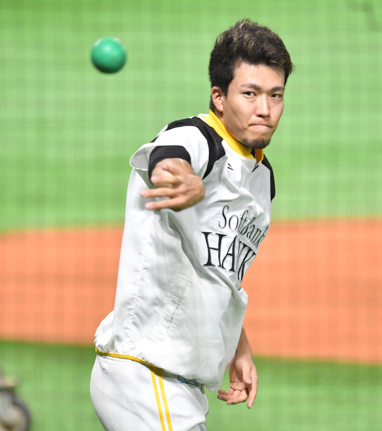 ネットに向かってトレーニングボールを投げる千賀（撮影・岩下翔太）