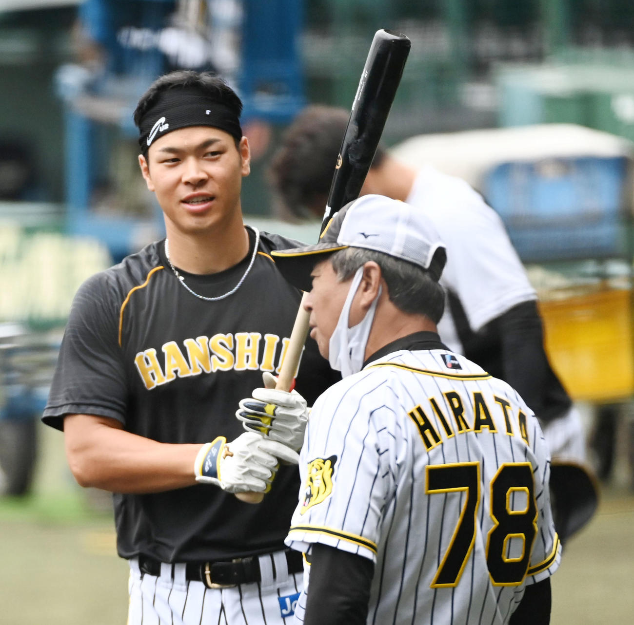 平田2軍監督（右）と話す佐藤輝明（2021年9月12日撮影）
