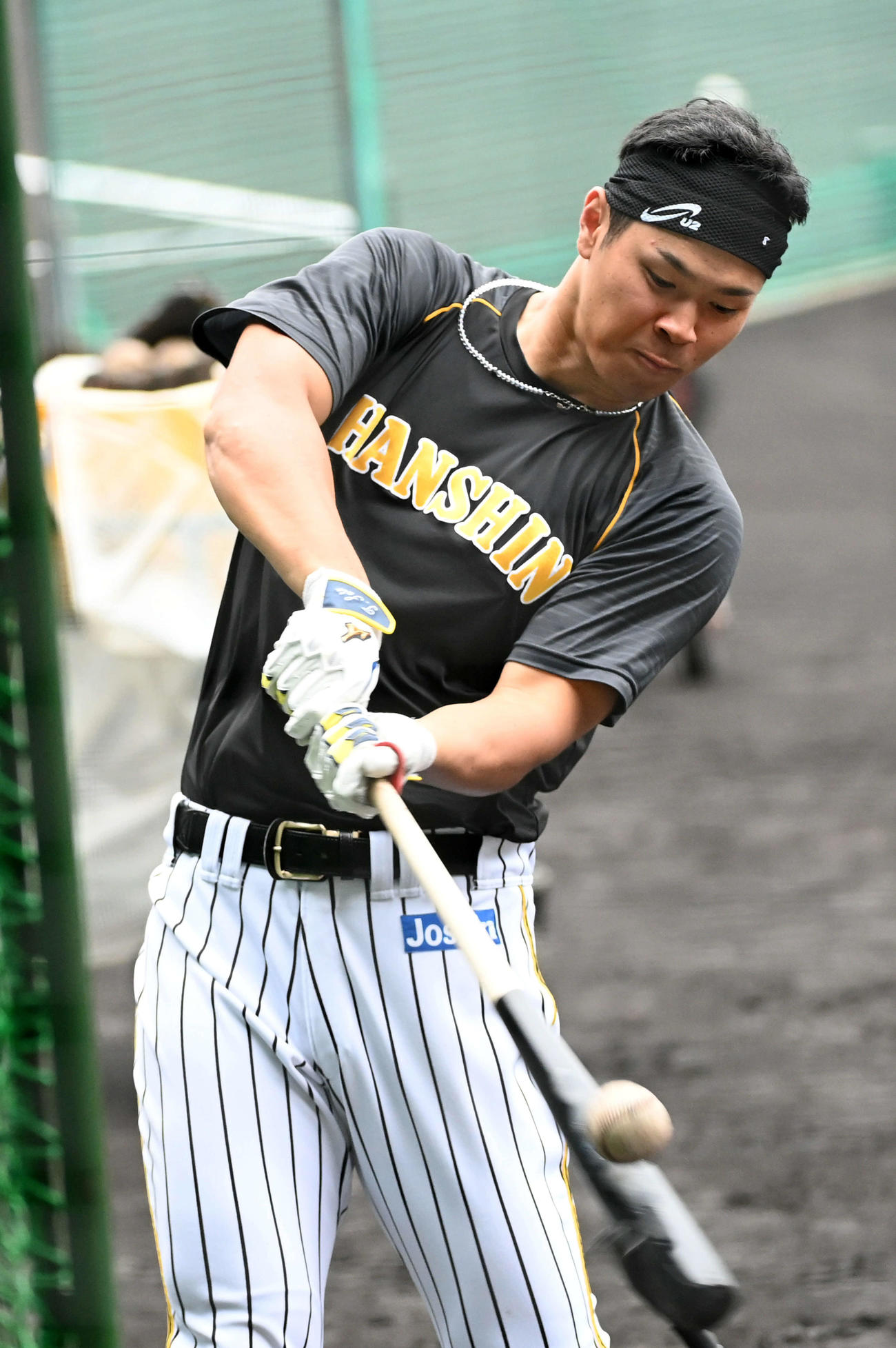 12日、ティー打撃を行う佐藤輝