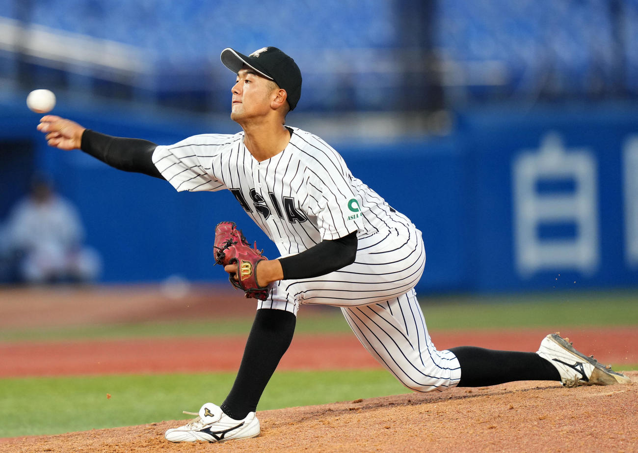 亜大対青学大　力投する亜大・岡留（撮影・横山健太）