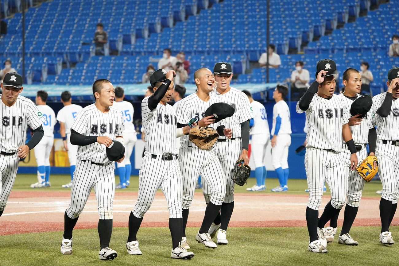 亜大対青学大　青学大に勝利し笑顔を見せる亜大ナイン（撮影・横山健太）