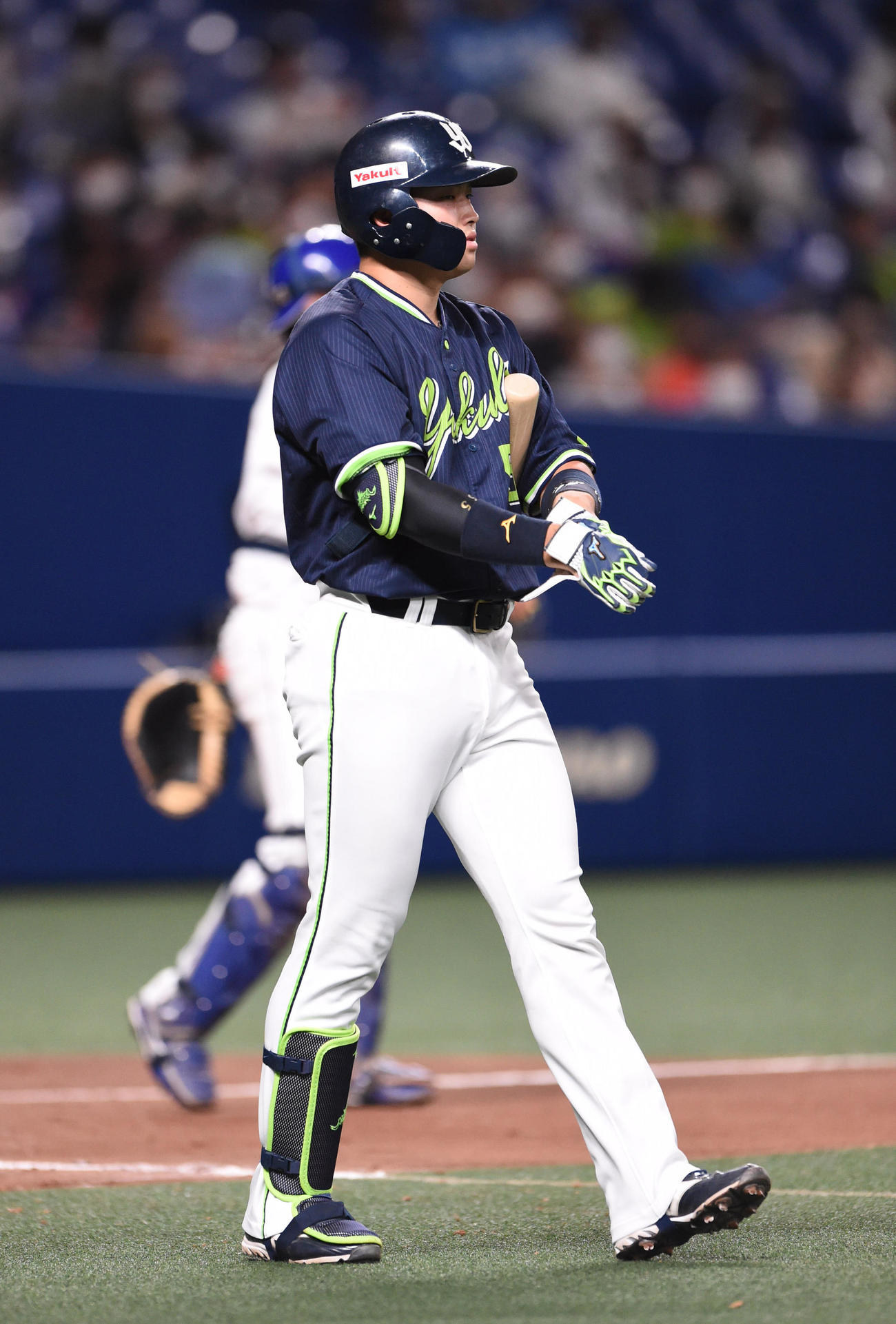 中日対ヤクルト　8回表ヤクルト2死、四球で出塁する村上（撮影・森本幸一）