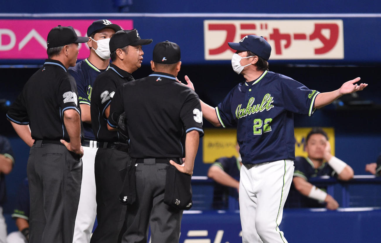 中日対ヤクルト　　ダブルプレーで試合終了の判定に猛抗議をする高津監督（撮影・森本幸一）