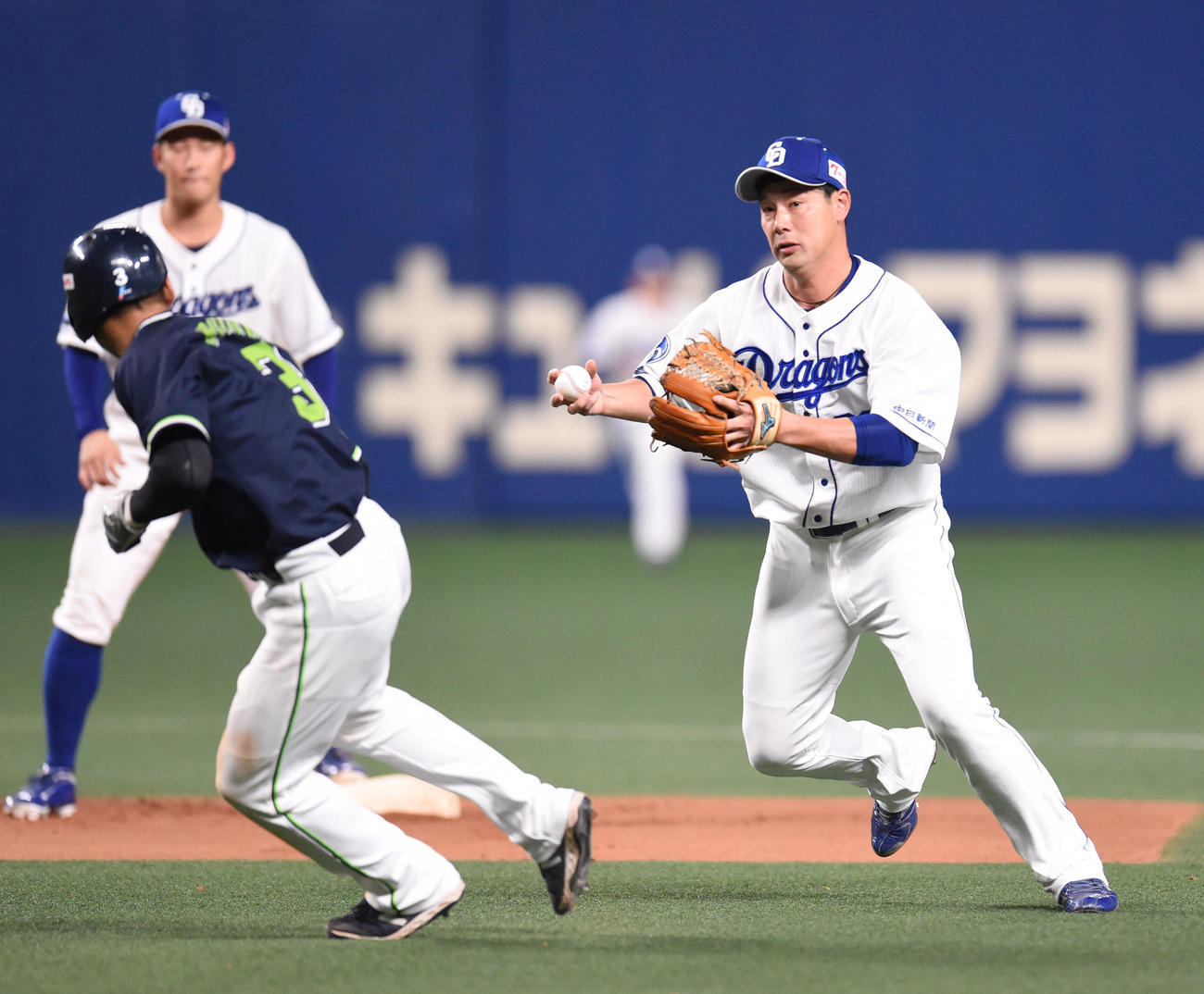 中日対ヤクルト　9回表ヤクルト1死一、二塁、川端のニゴロで一走の西浦（左）を追う堂上（右）（撮影・森本幸一）
