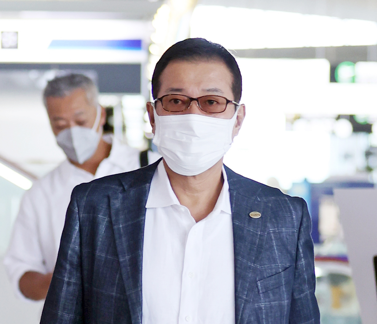 広島空港から帰京する原監督（撮影・狩俣裕三）