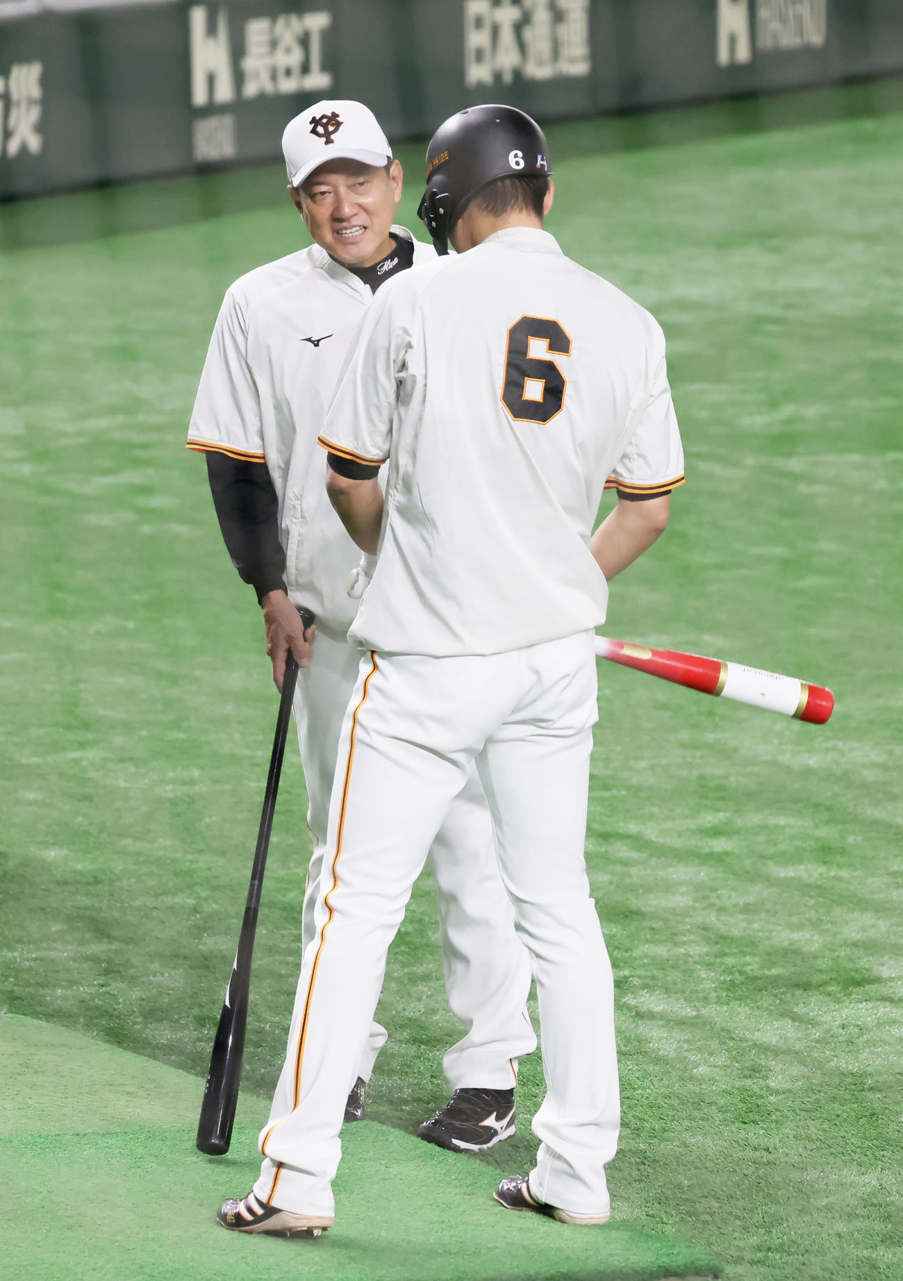 11日の試合前、打撃練習する坂本（手前）に声をかける原監督
