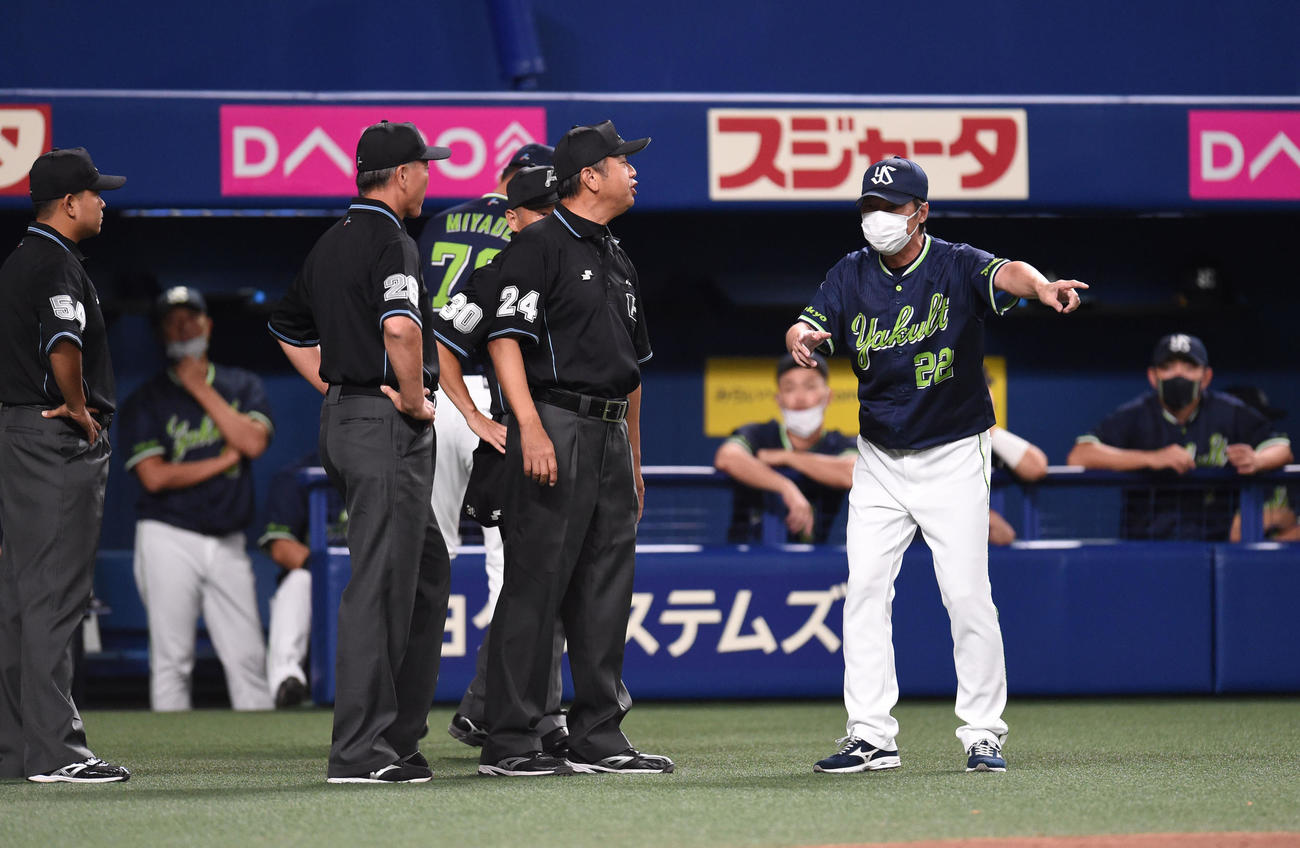 中日対ヤクルト　ダブルプレーで試合終了の判定に猛抗議をする高津監督（撮影・森本幸一）