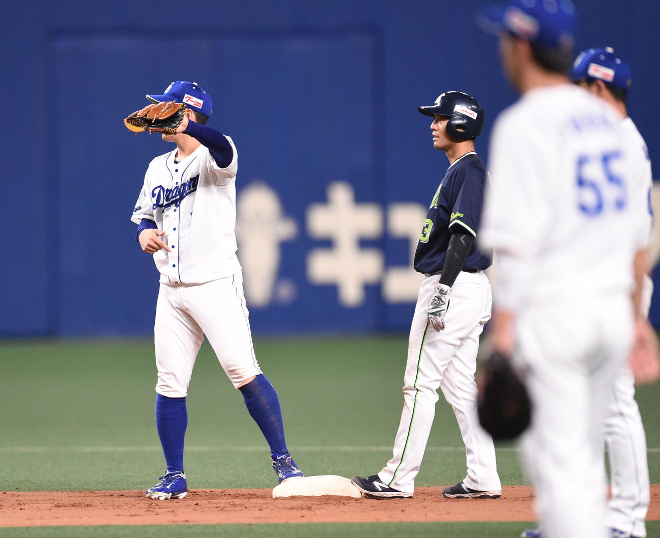 中日対ヤクルト　9回表ヤクルト1死一、二塁、二塁封殺をアピールする京田（撮影・森本幸一）