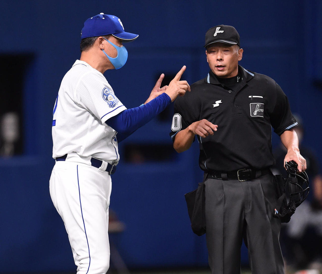 中日対ヤクルト　9回表、二塁封殺のプレーをリクエストする与田監督（撮影・森本幸一）