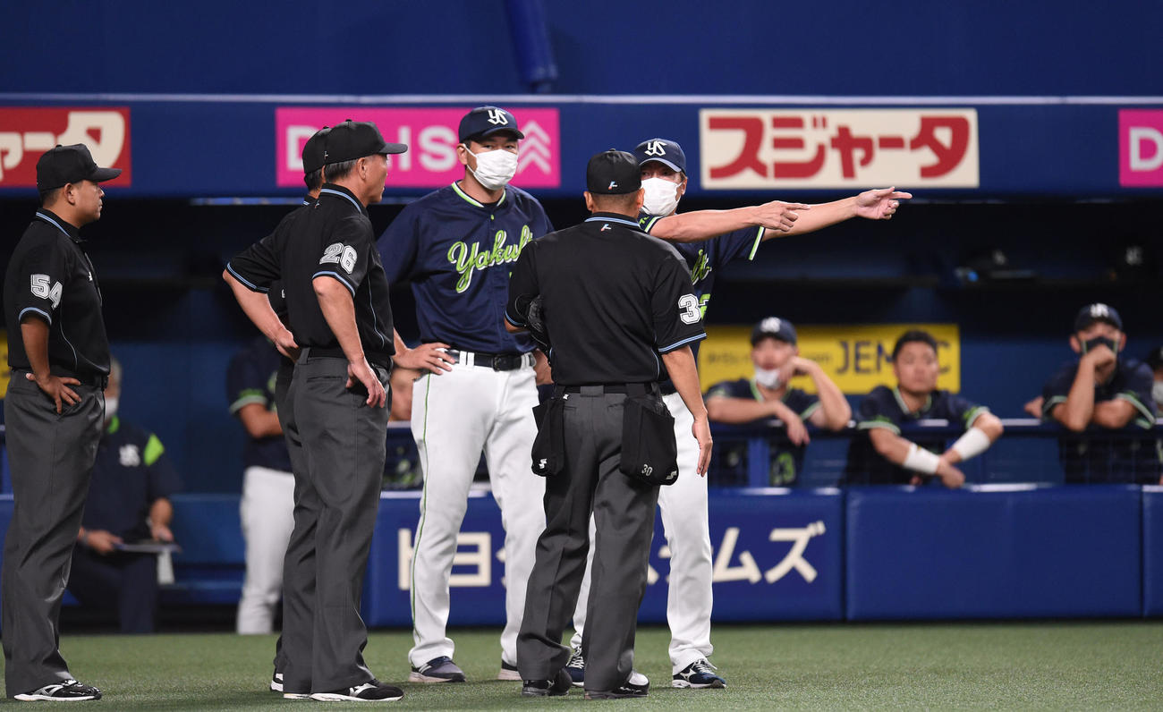 中日対ヤクルト　ダブルプレーで試合終了の判定に猛抗議をする高津監督（撮影・森本幸一）