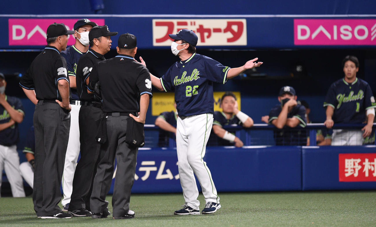 中日対ヤクルト　ダブルプレーで試合終了の判定に猛抗議をする高津監督（撮影・森本幸一）