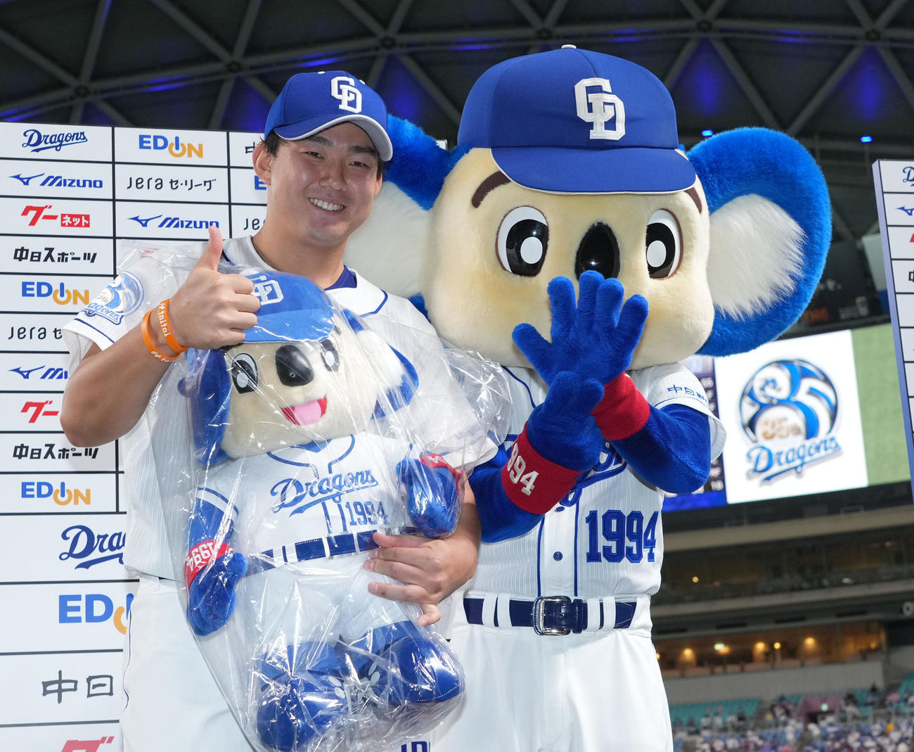 中日対ヤクルト　ドアラとポーズを決める小笠原（撮影・森本幸一）