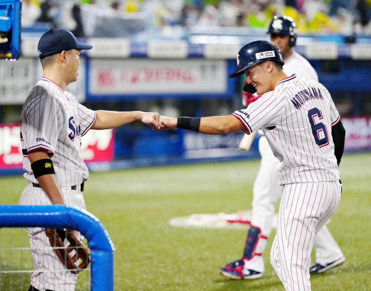 ヤクルト対阪神　2回裏終了後、ベンチに引き揚げヤクルト青木（左）とタッチをかわす元山（撮影・江口和貴）