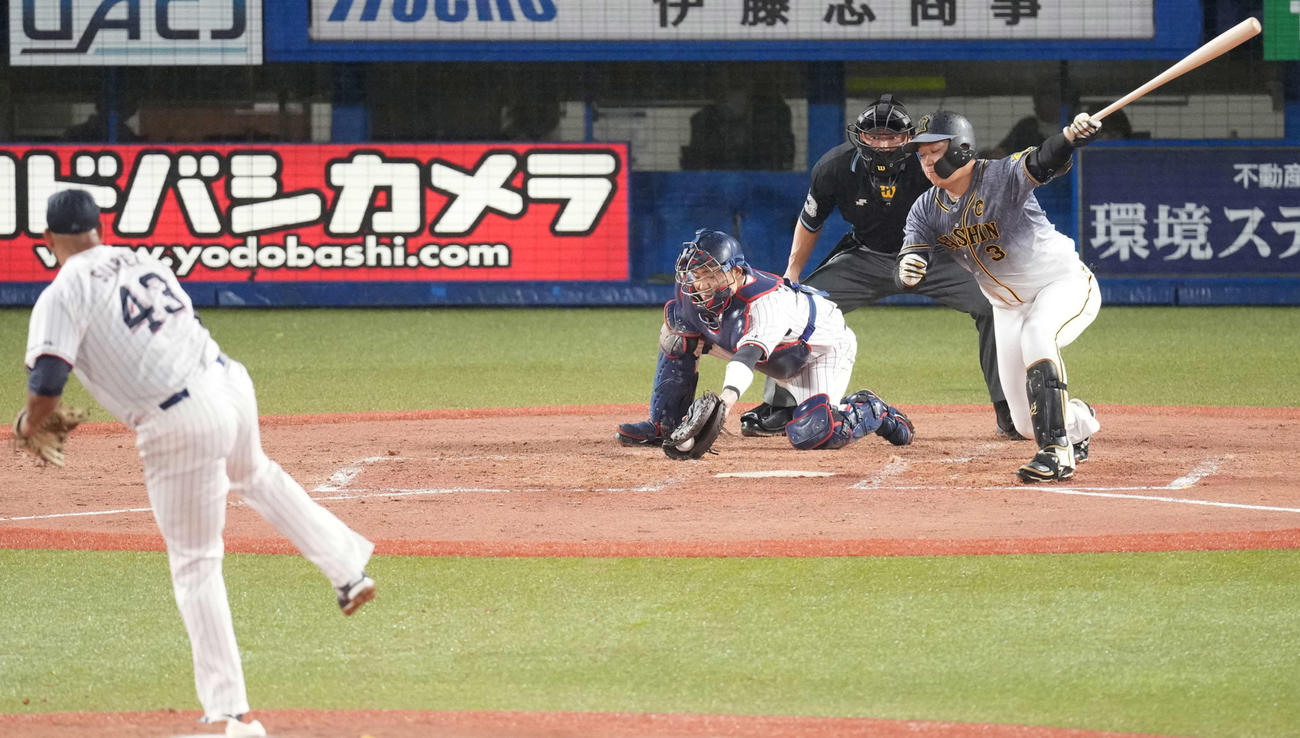 ヤクルト対阪神　3回表阪神2死満塁、空振り三振に倒れる大山。投手スアレス（撮影・鈴木みどり）