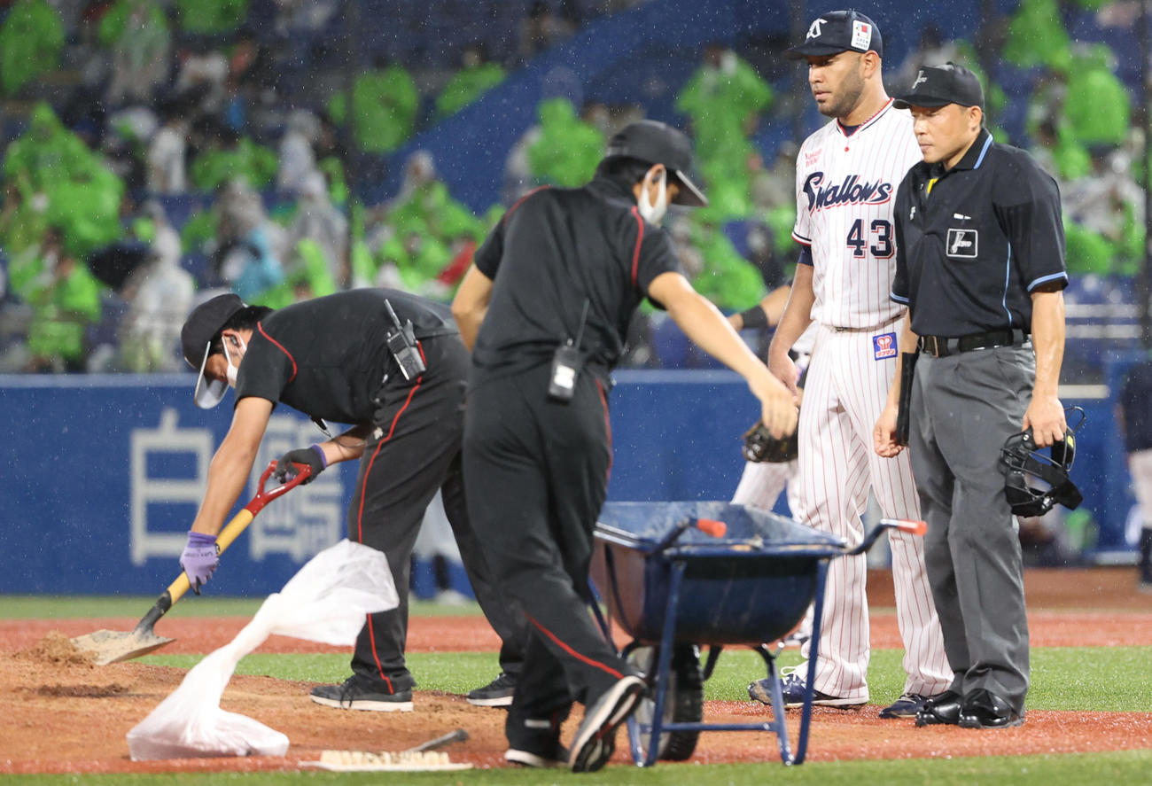 ヤクルト対阪神　4回表阪神、雨のなかマウンドの整備を待つヤクルトスアレス（撮影・清水貴仁）