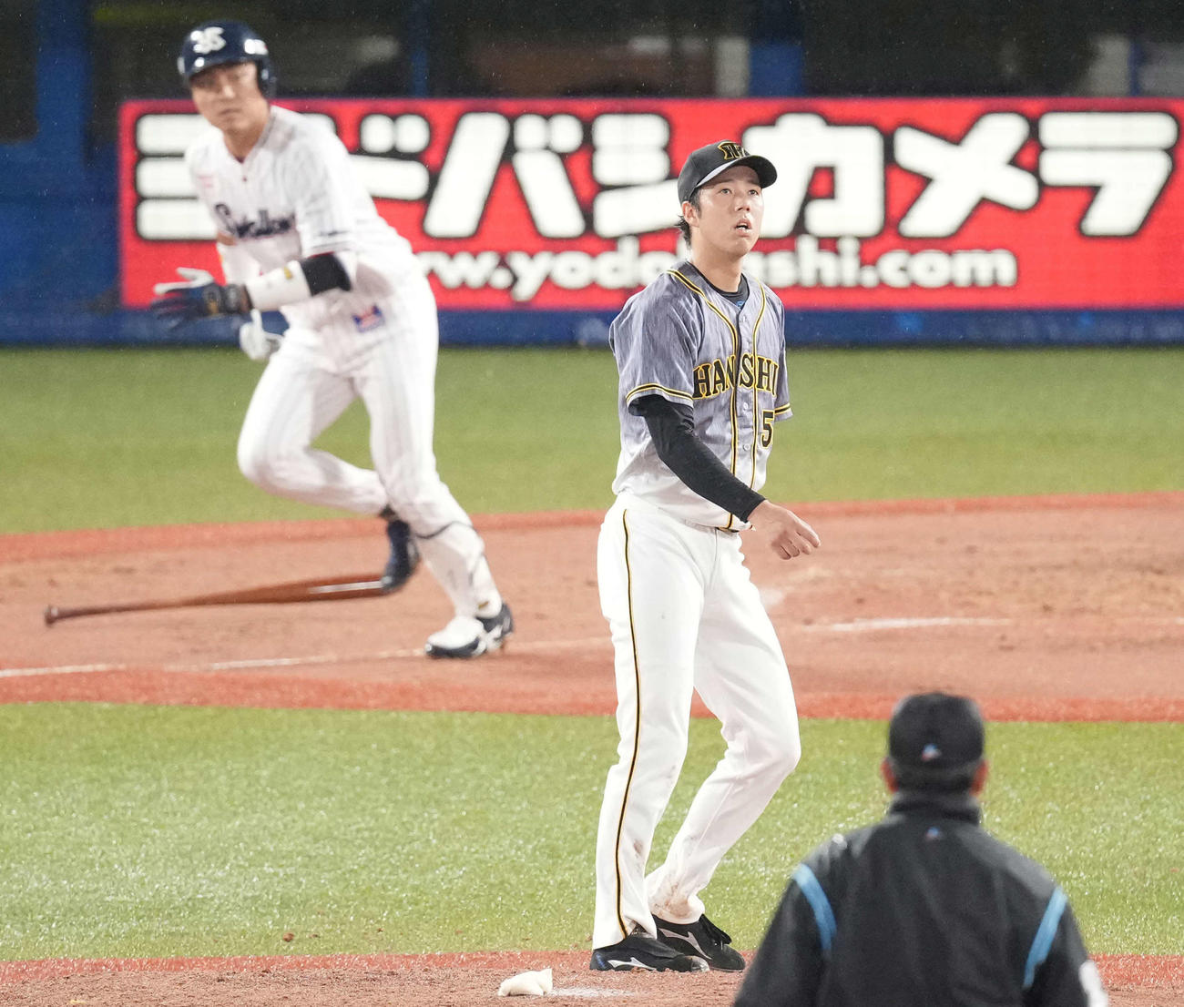 ヤクルト対阪神　4回裏ヤクルト1死一塁、中村に左適時二塁打を浴びる青柳（撮影・鈴木みどり）
