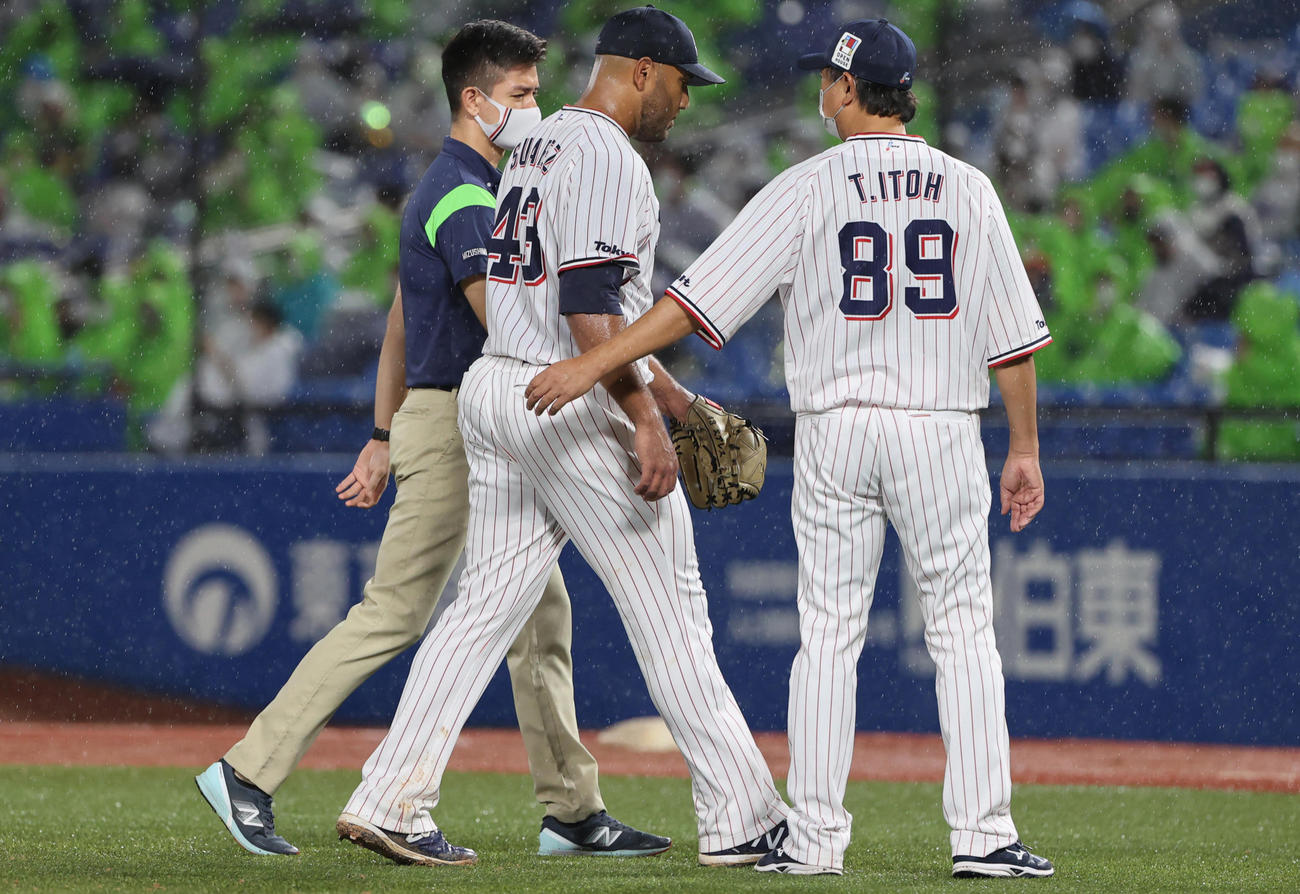 ヤクルト対阪神　5回表阪神無死、中野への危険球で退場となるヤクルトスアレス（撮影・清水貴仁）