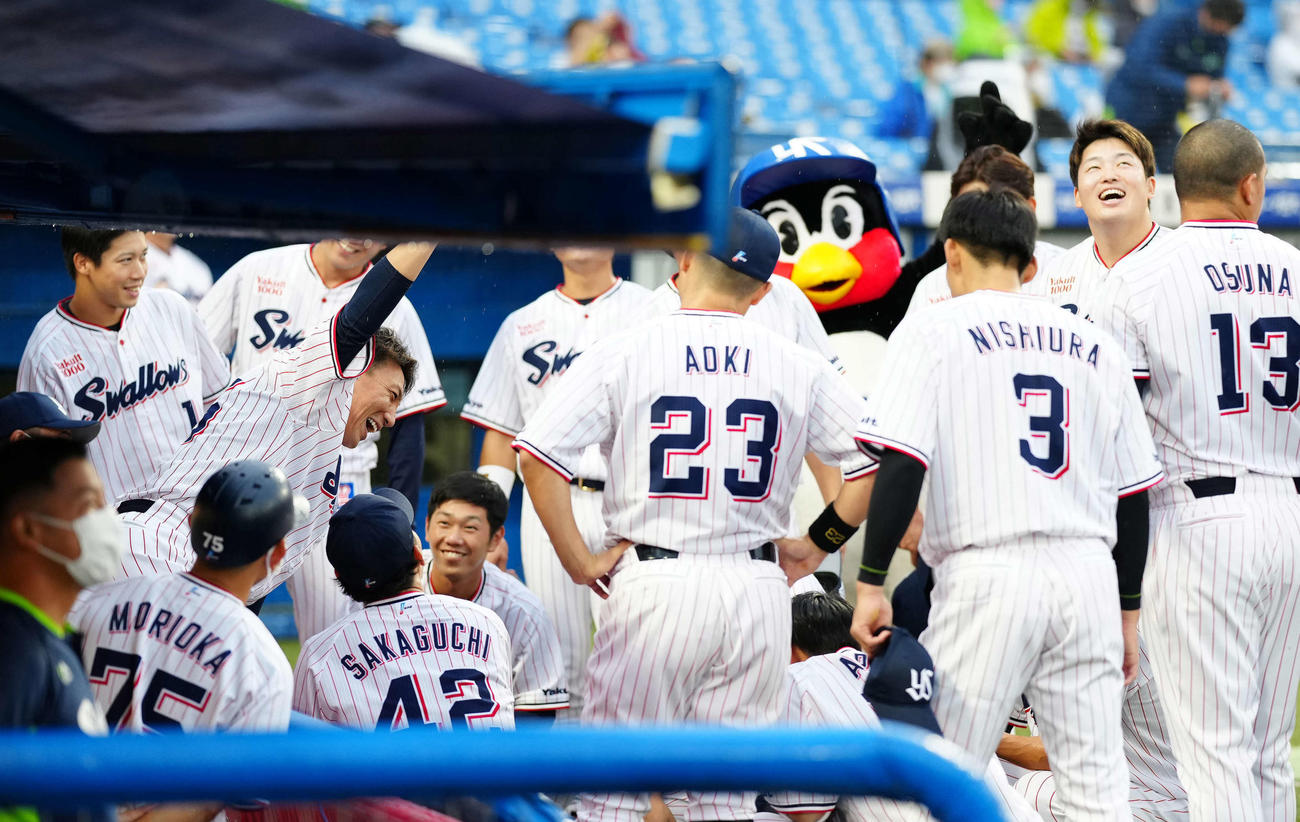 ヤクルト対阪神　試合前の円陣で声出しするヤクルト嶋（左端中央）（撮影・江口和貴）