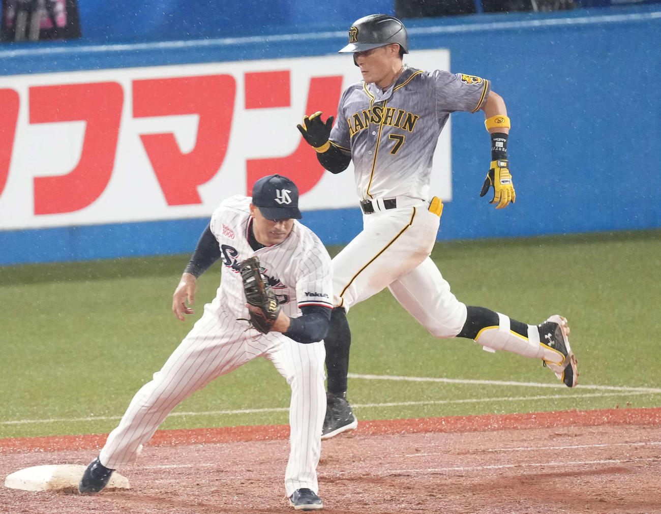 ヤクルト対阪神　5回表阪1死満塁、二ゴロ併殺に倒れる糸井。投手大西（撮影・鈴木みどり）