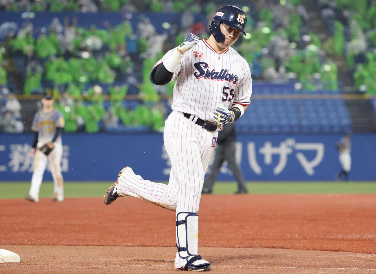 ヤクルト対阪神　6回裏ヤクルト無死、右越え本塁打を放つ村上（撮影・清水貴仁）