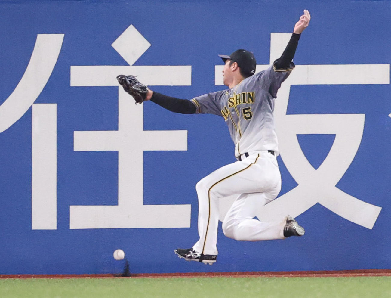ヤクルト対阪神　8回裏阪神2死一塁、オスナの打球に中堅手近本が捕ることができずフェンスにぶつかる（撮影・清水貴仁）