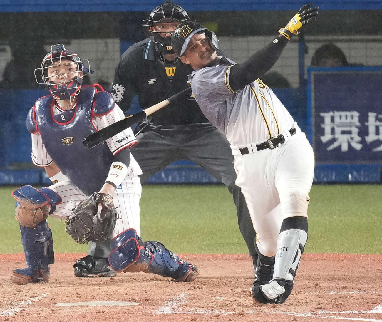ヤクルト対阪神　9回表阪神1死一、二塁、左中間に3点本塁打を放つマルテ。投手マクガフ（撮影・鈴木みどり）