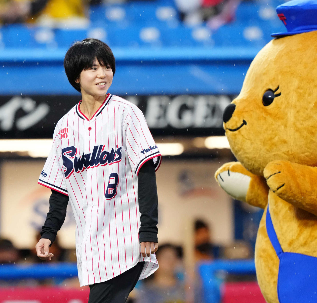 ヤクルト対阪神　試合前のセレモニーに登場した東京五輪女子マラソン日本代表の鈴木（撮影・江口和貴）
