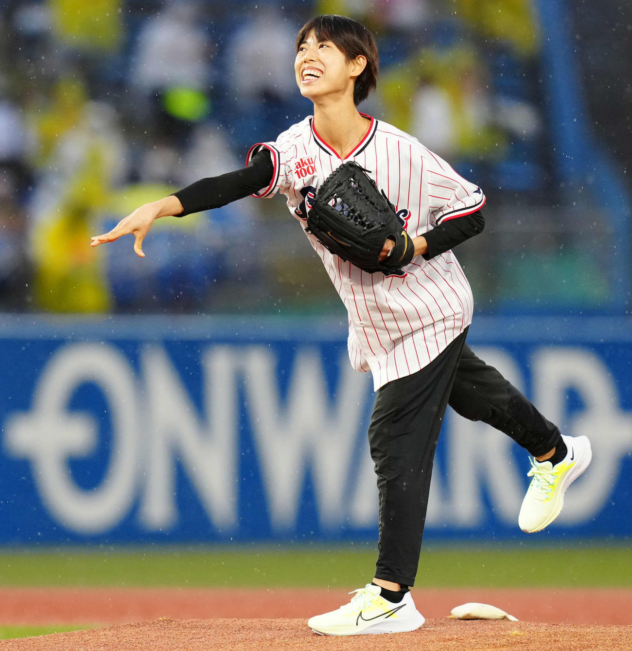 ヤクルト対阪神　始球式に臨む東京五輪陸上女子日本代表の広中（撮影・江口和貴）