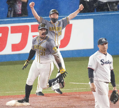 ヤクルト対阪神 9回表阪神1死一、二塁、左中間に3点本塁打を放ったマルテは雄たけびを上げながらダイヤモンドをまわる(撮影・鈴木みどり)