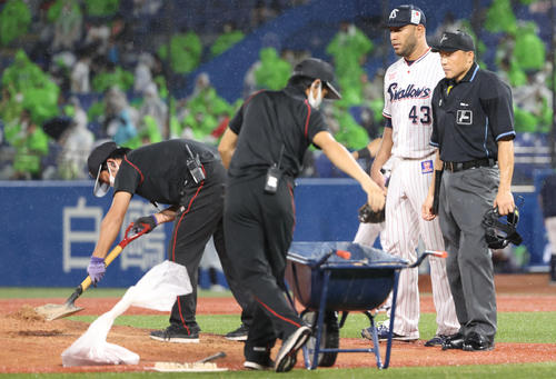 ヤクルト対阪神 4回表阪神、雨のなかマウンドの整備を待つヤクルトスアレス(撮影・清水貴仁)