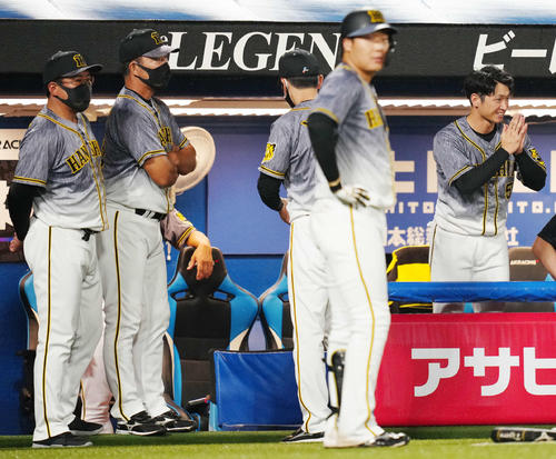 ヤクルト対阪神 7回表阪神無死一、二塁、マルテの大飛球の判定にリクエストで手を合わせる近本(右端)(撮影・江口和貴)