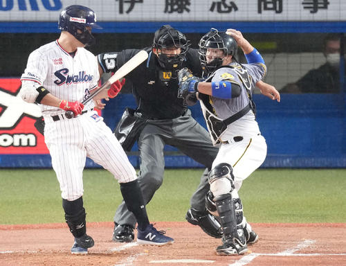 ヤクルト対阪神 1回裏ヤクルト1死一塁、打者青木を空振り三振に仕留めた後、一塁走者坂口の二盗を刺し併殺に仕留める捕手梅野(撮影・鈴木みどり)