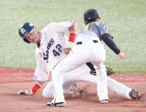 ヤクルト対阪神 1回裏ヤクルト1死一塁、打者青木の空振り三振の後、二盗を試みるもアウトになる一塁走者坂口。遊撃手中野(撮影・鈴木みどり)