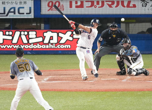 ヤクルト対阪神 2回裏ヤクルト2死一、三塁、先制の中前適時打を放つ元山。投手青柳(撮影・鈴木みどり)