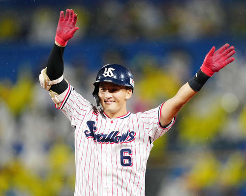 ヤクルト対阪神 2回裏ヤクルト2死一、三塁、先制適時打を放ち、ベンチに向かい手を振る元山(撮影・江口和貴)