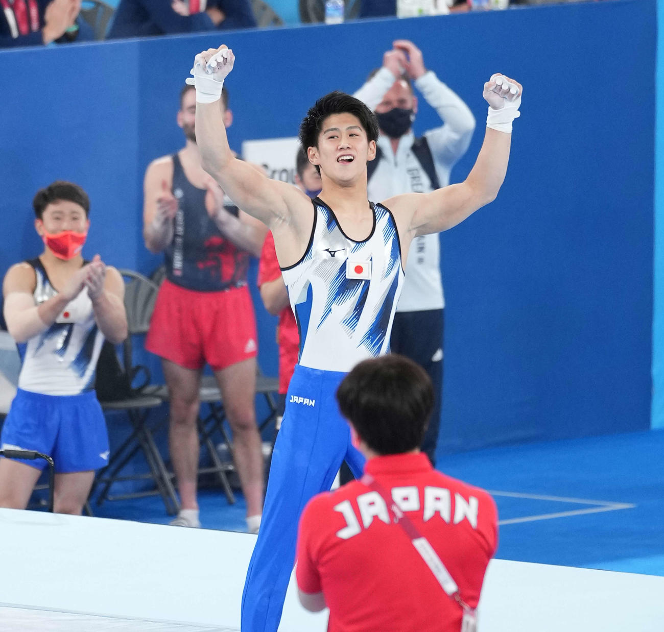 7月28日、東京五輪体操男子個人総合決勝で鉄棒の演技を終えガッツポーズを見せる橋本