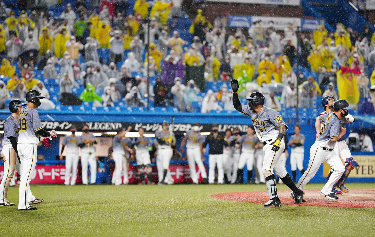 ヤクルト対阪神　9回表阪神1死一、二塁、同点となる3点本塁打を放ち生還したマルテ（左から3人目）（撮影・江口和貴）