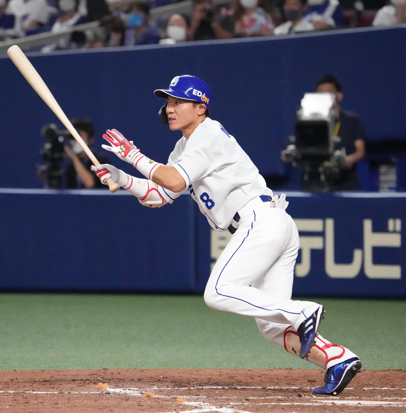 中日対広島　5回裏中日1死二塁、大島は中前適時打を放つ（撮影・森本幸一）