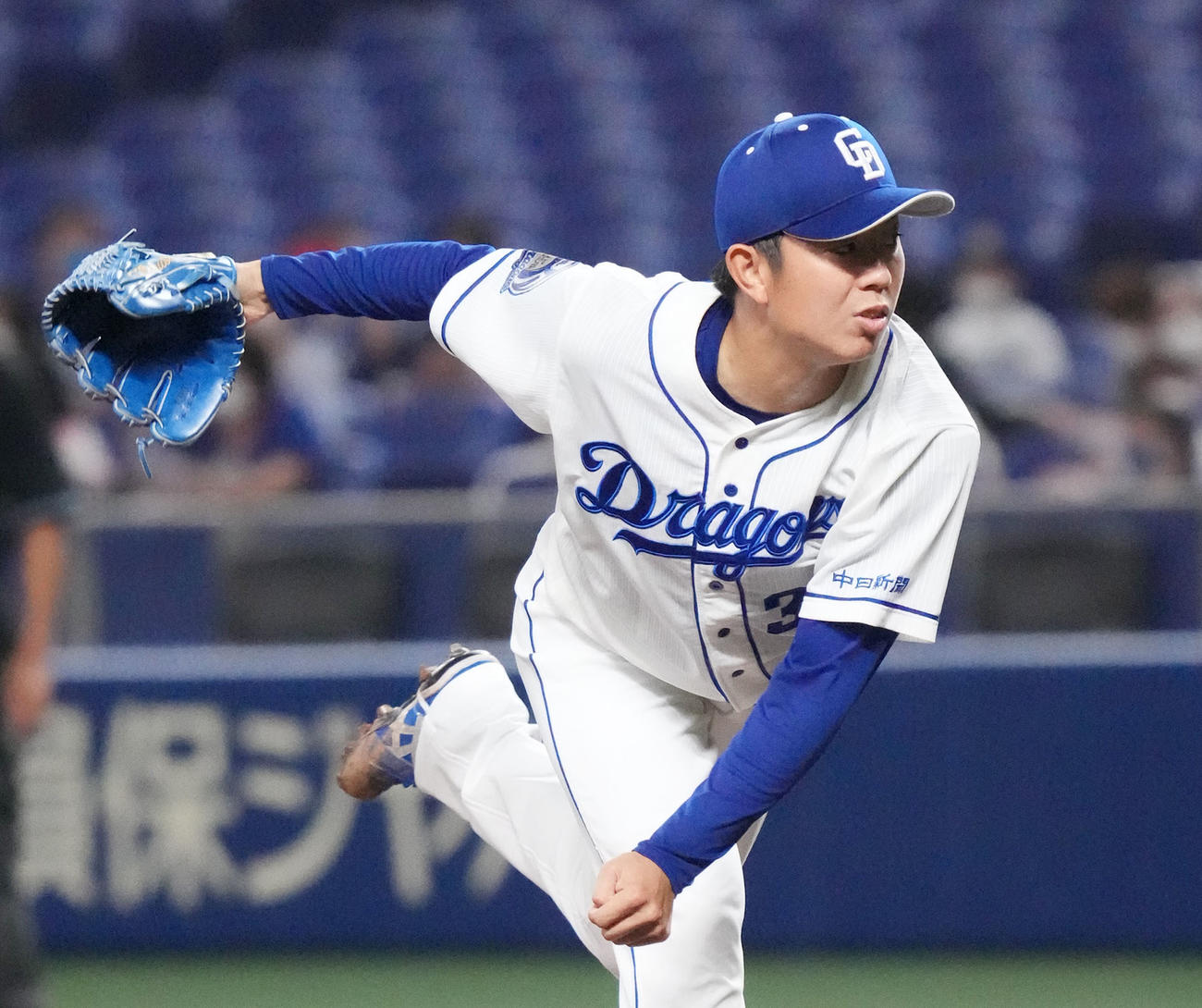 中日対広島　1回表、登板する中日先発の松葉（撮影・森本幸一）