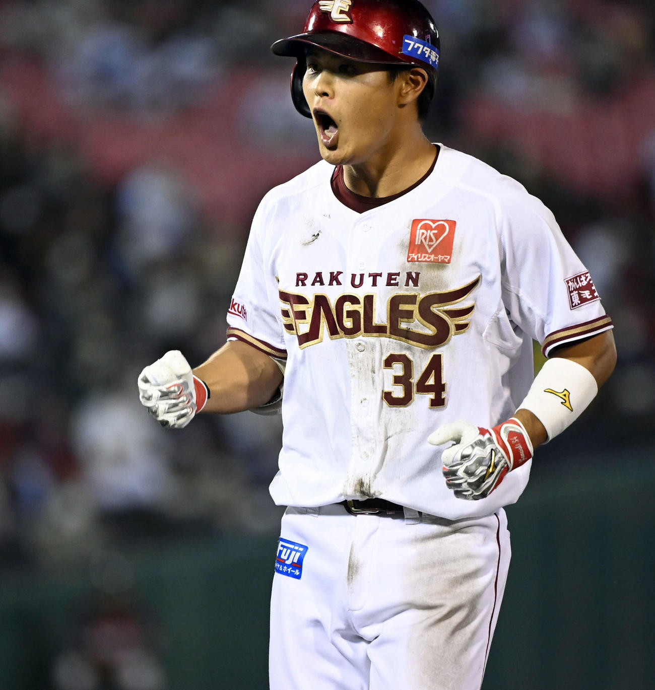 楽天対オリックス　5回裏楽天2死二塁、中前に適時打を放った山崎剛（撮影・たえ見朱実）