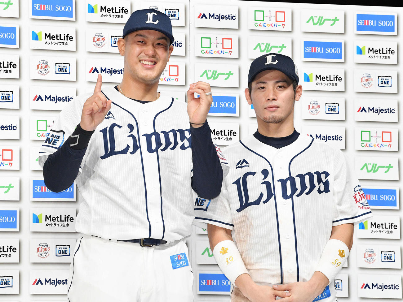 西武対日本ハム　10勝目を挙げ手で「10」を作る西武高橋（左）と岸（撮影・滝沢徹郎）