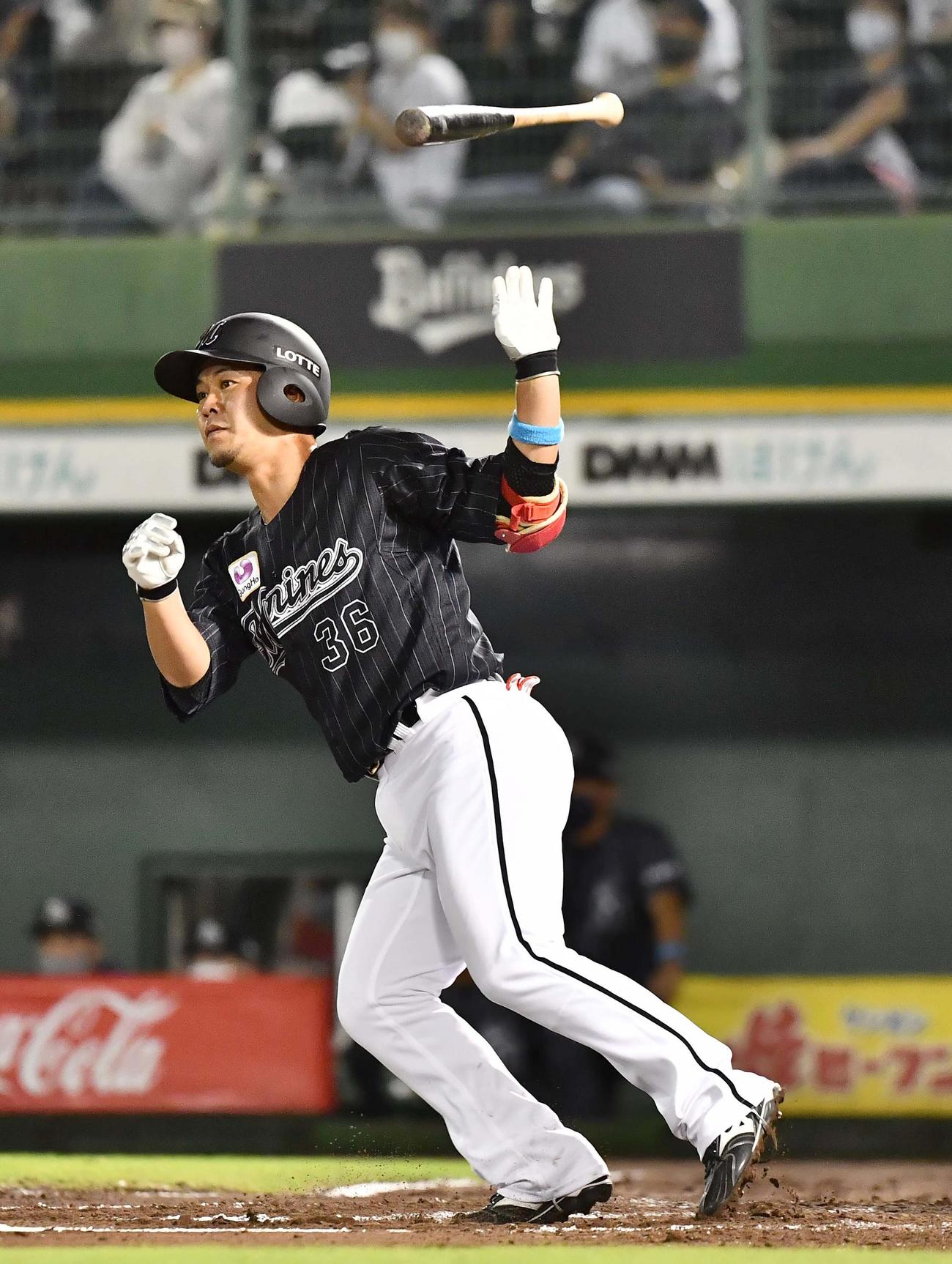 オリックス対ロッテ　7回表ロッテ無死、左越えにソロ本塁打を放つ小窪（2021年9月9日）